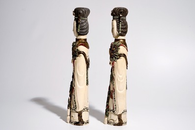 Une paire de grandes figures de femmes aux t&ecirc;tes amovibles en ivoire, 19/20&egrave;me